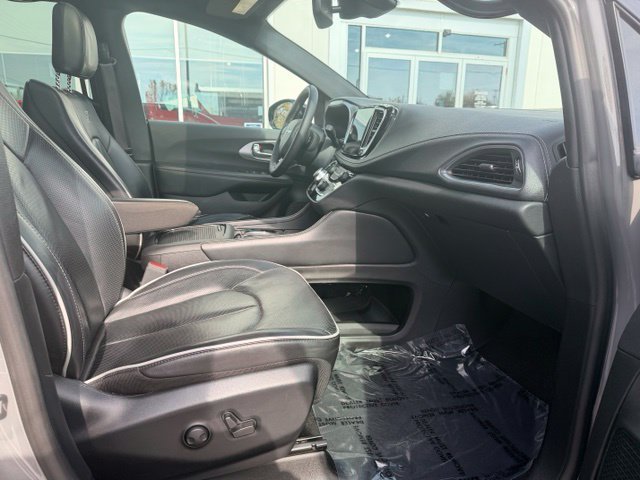 Used 2025 Chrysler Pacifica Limited FWD image 10