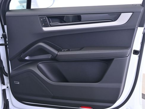 Certified 2025 Porsche Cayenne image 26