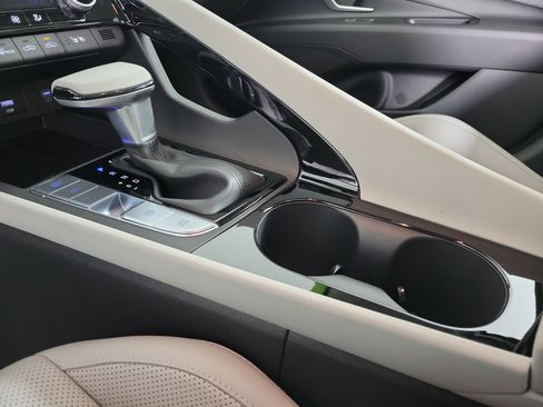 New 2025 Hyundai Elantra Limited image 18