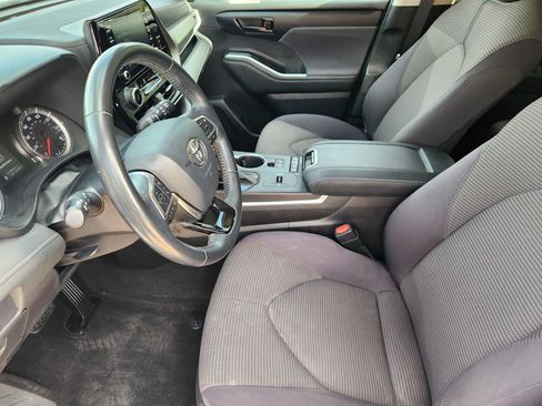 Used 2021 Toyota Highlander LE FWD image 11