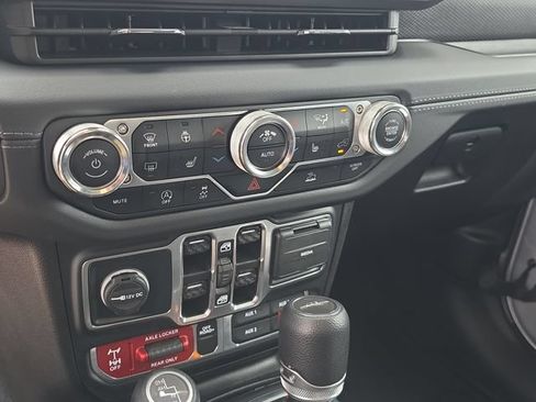 Used 2024 Jeep Gladiator Mojave w/ Technology Group AWD/4WD image 25