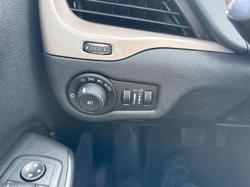 Used 2016 Jeep Cherokee Latitude AWD/4WD image 18