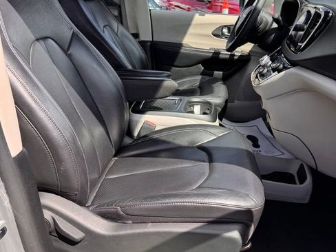 Used 2022 Chrysler Pacifica Touring-L FWD image 11