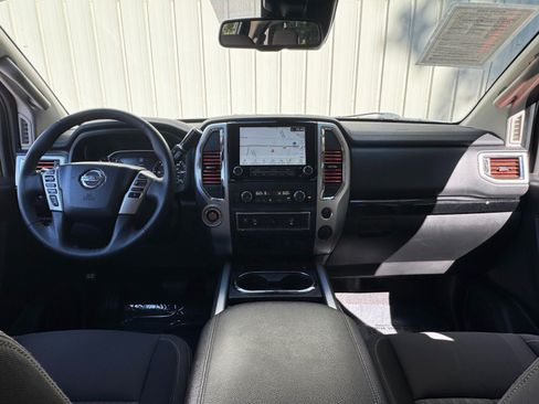 Used 2021 Nissan Titan SV w/ SV Convenience Package RWD image 11