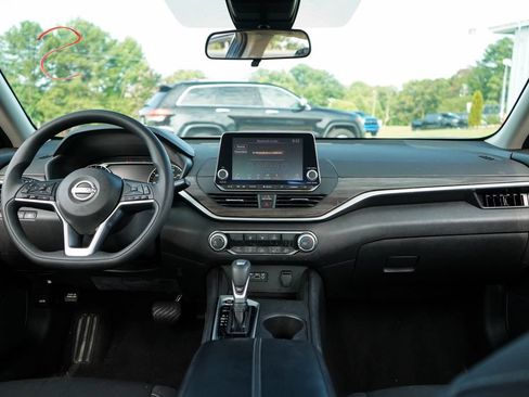 Used 2025 Nissan Altima 2.5 SV FWD image 10