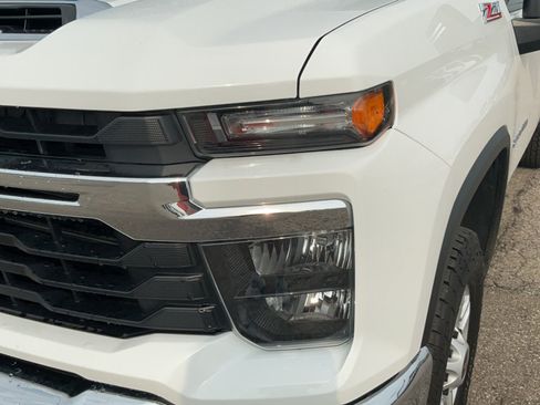 Used 2024 Chevrolet Silverado 2500 LT w/ Convenience Package AWD/4WD image 9