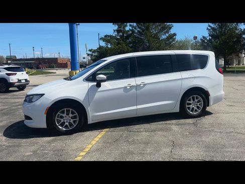 Used 2022 Chrysler Voyager LX image 28