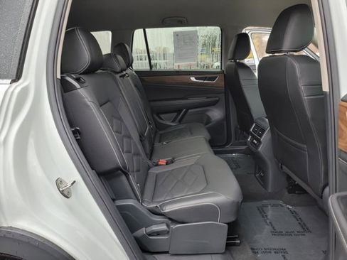 Used 2025 Volkswagen Atlas SE image 31