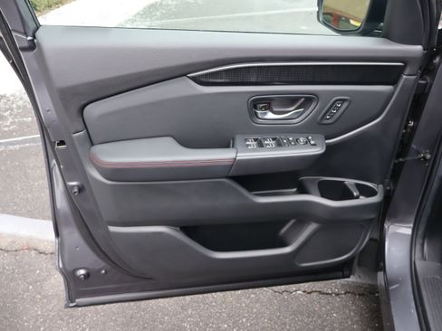 Used 2025 Honda Pilot Black Edition image 15