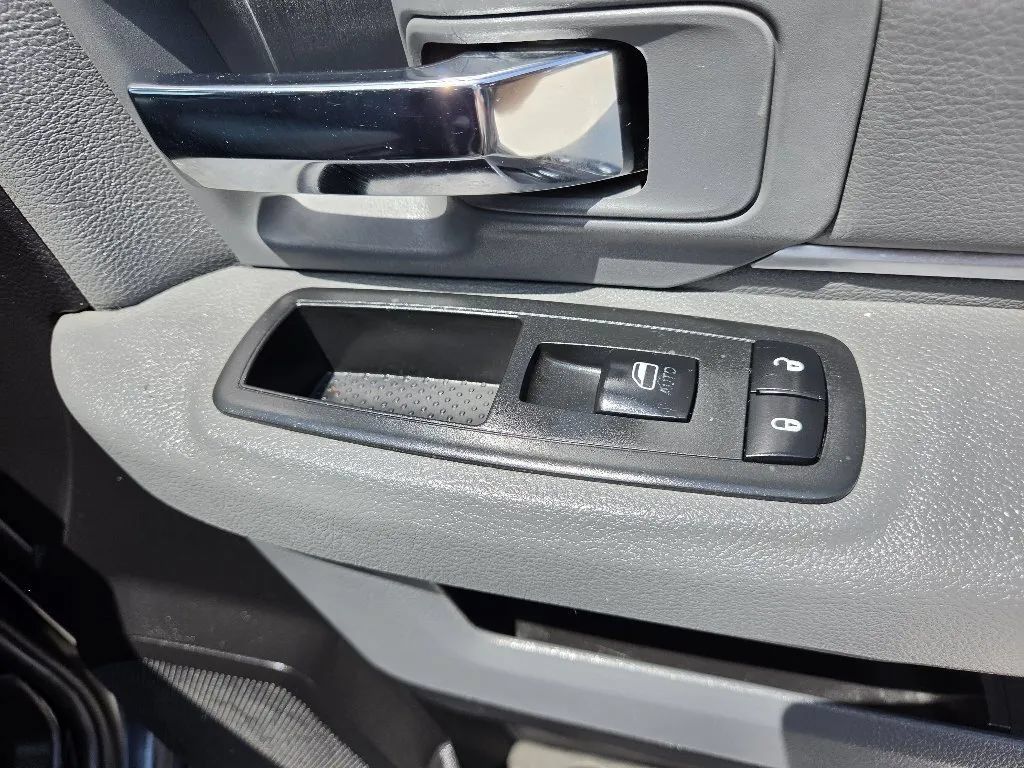 Used 2015 RAM 1500 Classic SLT RWD image 23