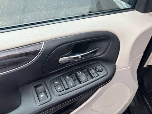 Used 2015 Chrysler Town & Country Touring-L w/ Driver Convenience Group FWD image 15