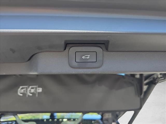 Used 2025 Land Rover Discovery Dynamic SE AWD/4WD image 13