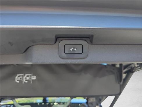 Used 2025 Land Rover Discovery Dynamic SE AWD/4WD image 13
