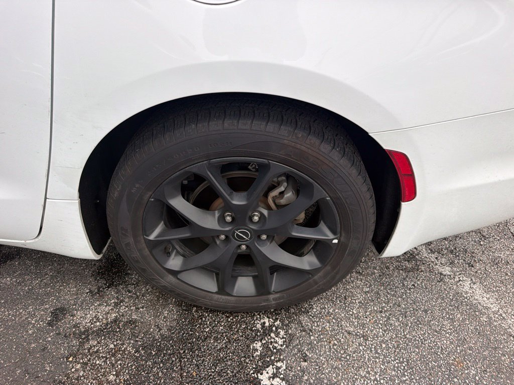 Used 2025 Chrysler Pacifica Limited FWD image 5