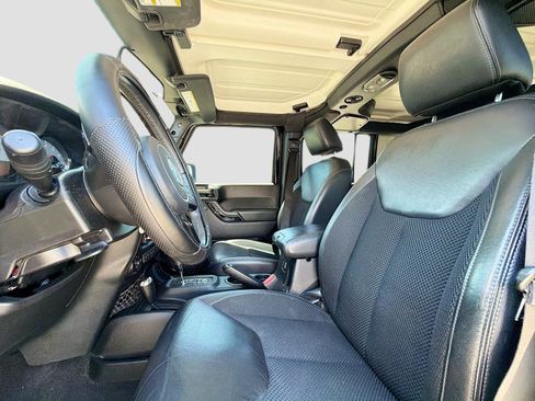 Used 2017 Jeep Wrangler Unlimited Sahara AWD/4WD image 11