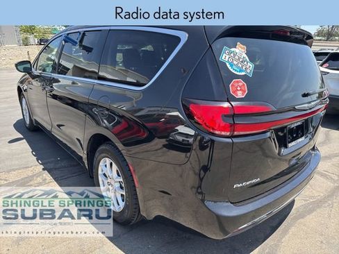 Used 2022 Chrysler Pacifica Touring-L image 7