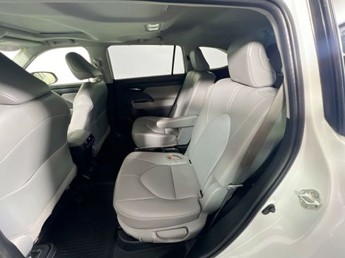 Used 2022 Toyota Highlander XLE AWD/4WD image 30