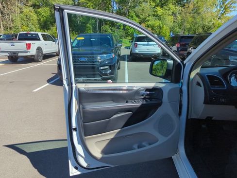 Used 2016 Chrysler Town & Country Touring w/ Driver Convenience Group FWD image 27
