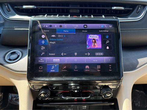 Used 2025 Jeep Grand Cherokee Limited w/ Black Appearance Package image 17