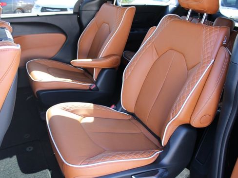 New 2026 Chrysler Pacifica Pinnacle image 17