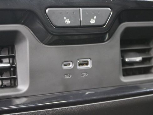 Used 2025 GMC Sierra 2500 AT4 image 11