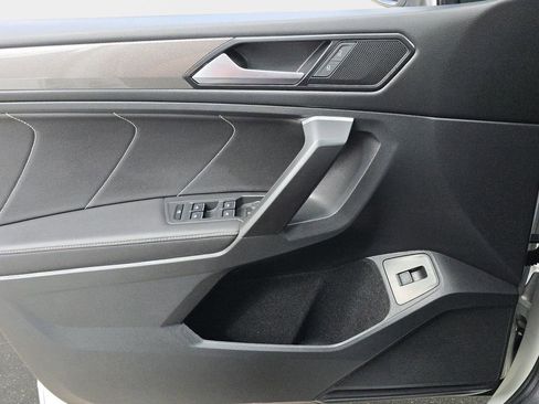 Used 2024 Volkswagen Tiguan SE w/ Panoramic Sunroof Package FWD image 22