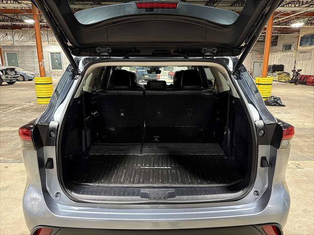Certified 2022 Toyota Highlander XLE AWD/4WD image 11