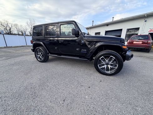 Used 2024 Jeep Wrangler Unlimited w/ Convenience Group AWD/4WD image 51