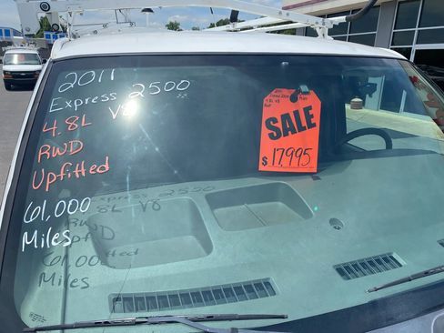 Used 2011 Chevrolet Express 2500 RWD image 3