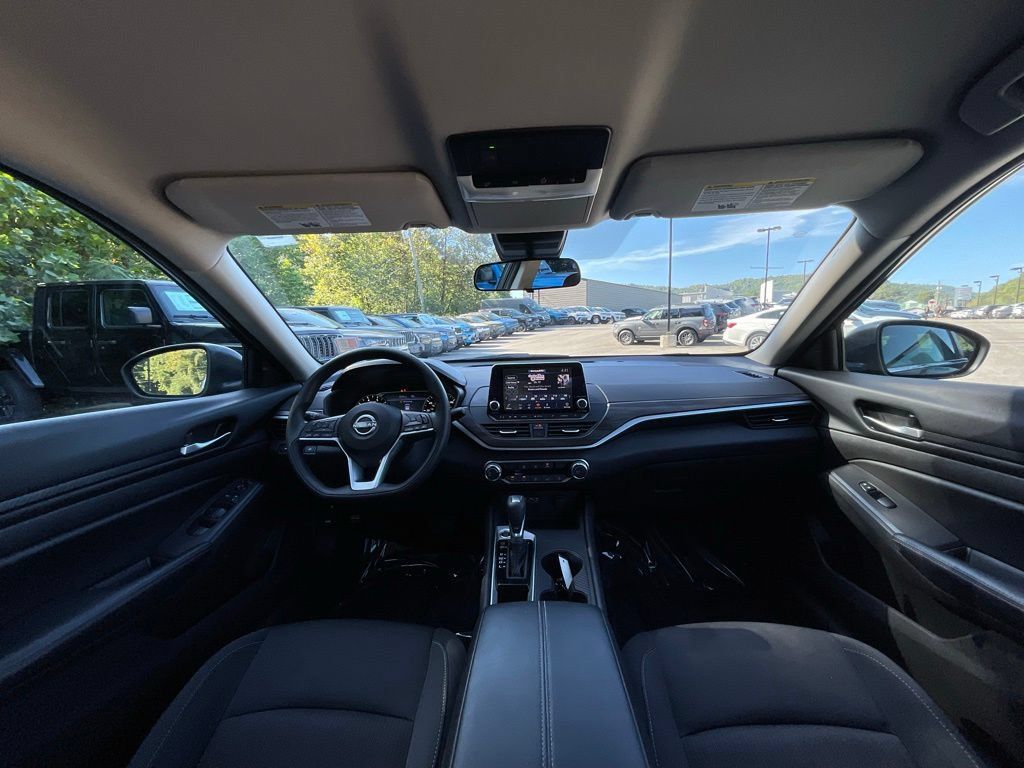 Used 2025 Nissan Altima 2.5 SV FWD image 15