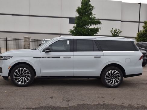 New 2026 Lincoln Navigator L Black Label AWD/4WD image 11