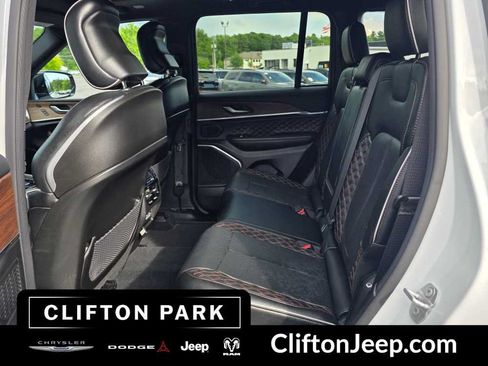 Used 2023 Jeep Grand Cherokee Summit AWD/4WD image 13