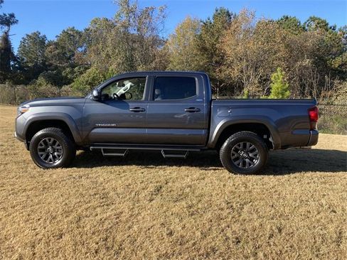Used 2023 Toyota Tacoma SR5 w/ Technology Package image 9
