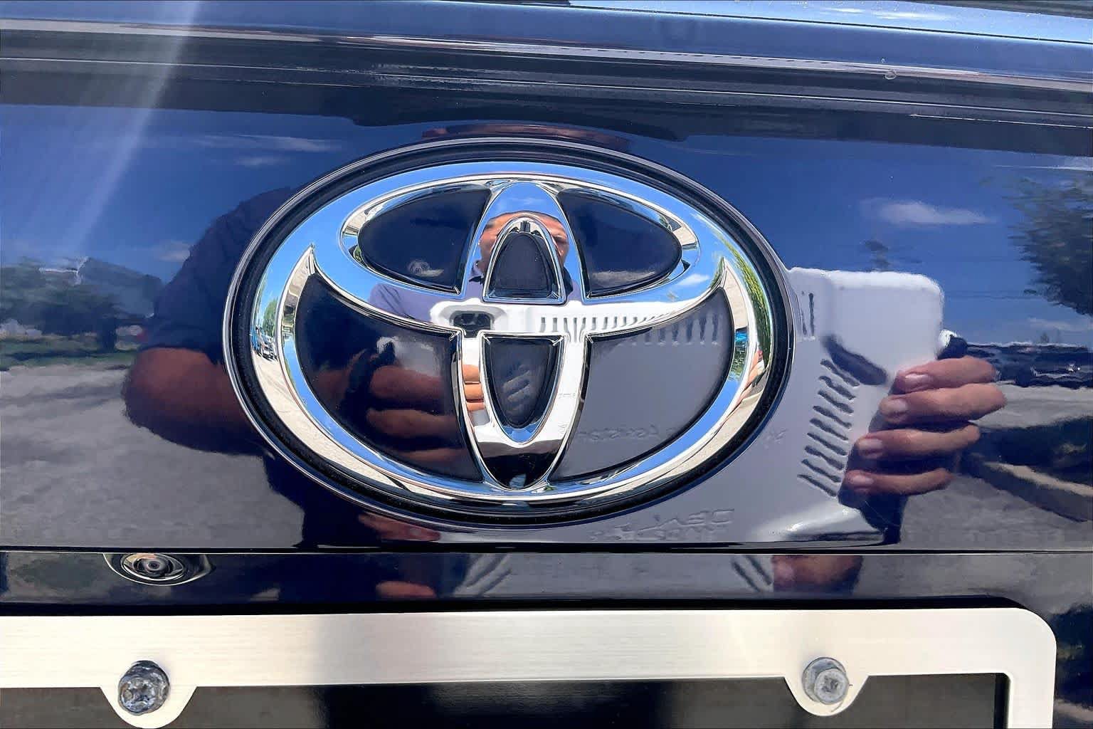 Used 2021 Toyota RAV4 XLE Premium AWD/4WD image 32