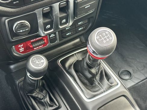 Used 2025 Jeep Wrangler Willys image 23