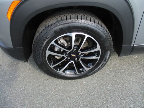 Used 2024 Chevrolet TrailBlazer LT w/ Convenience Package AWD/4WD image 9