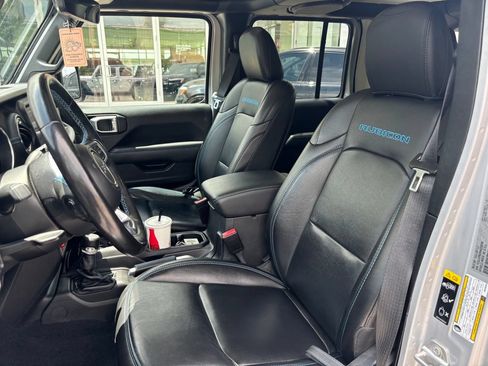 Used 2022 Jeep Wrangler Unlimited Rubicon 4xe w/ Cold Weather Group AWD/4WD image 13