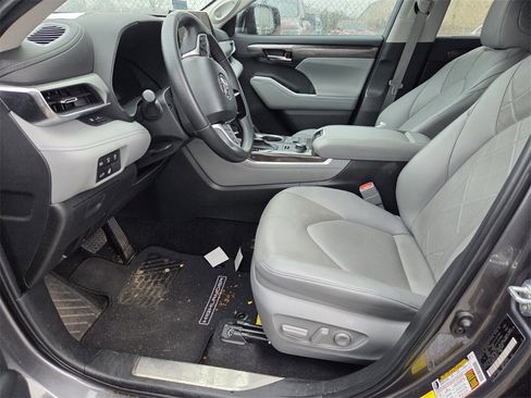 Used 2024 Toyota Highlander Platinum image 3