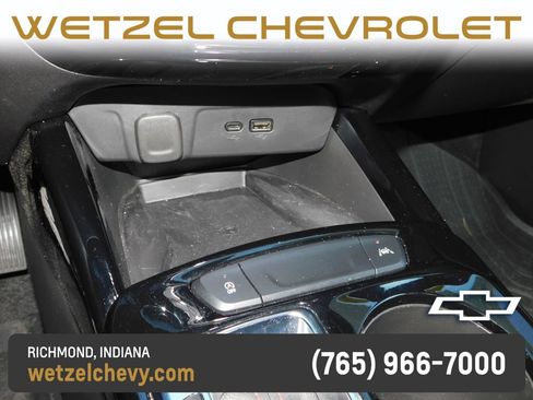 Used 2025 Chevrolet Trax RS w/ Sunroof Package FWD image 35