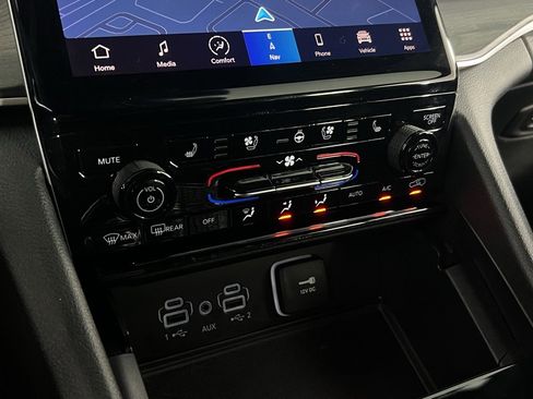 Used 2024 Jeep Grand Cherokee L Limited w/ Luxury Tech Group II image 23