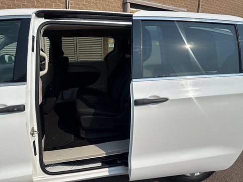 Used 2020 Chrysler Voyager L FWD image 21