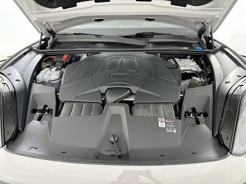 Certified 2025 Porsche Cayenne AWD/4WD image 32