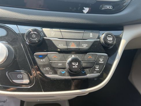 Used 2022 Chrysler Voyager LX FWD image 29