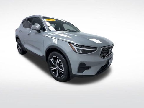 Used 2025 Volvo XC40 B5 Core AWD/4WD image 2