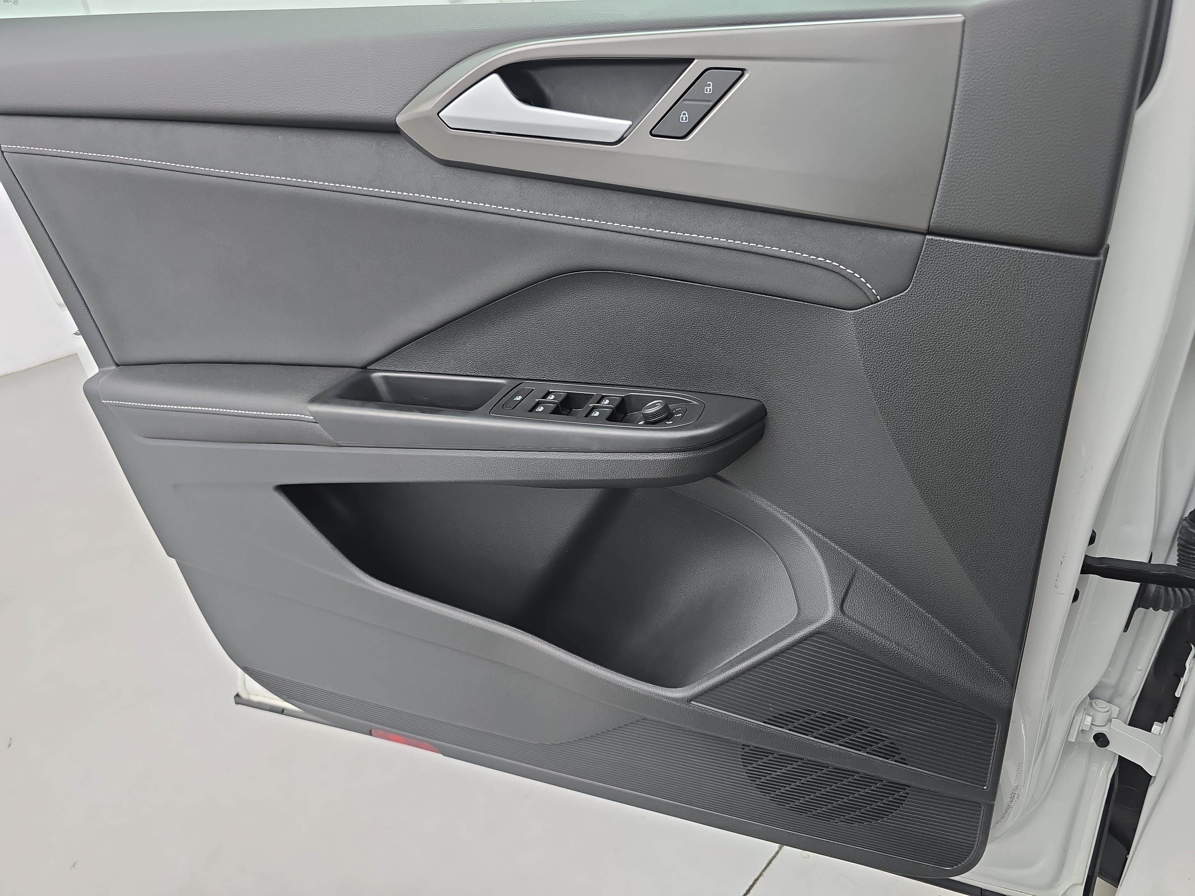 Certified 2025 Volkswagen Taos SE FWD image 26