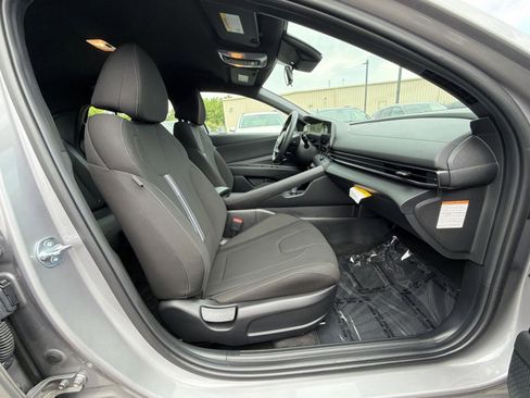Used 2025 Hyundai Elantra SEL w/ Cargo Package FWD image 27
