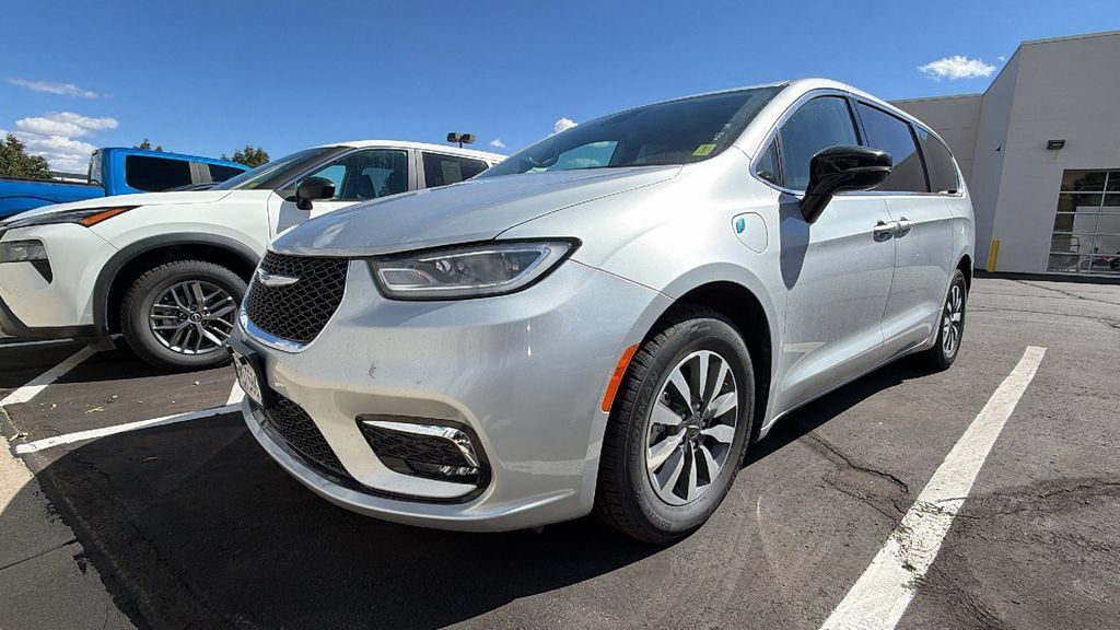 Used 2024 Chrysler Pacifica Limited FWD image 4