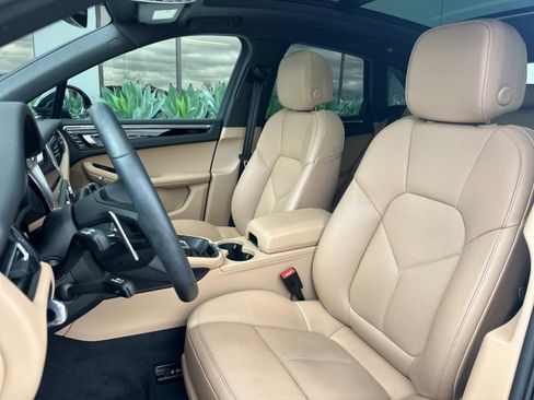 Certified 2025 Porsche Macan image 5
