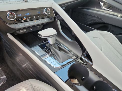 New 2025 Hyundai Elantra Limited image 16