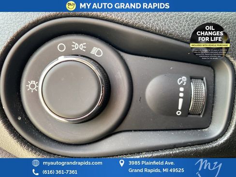 Used 2023 Jeep Renegade Latitude AWD/4WD image 17